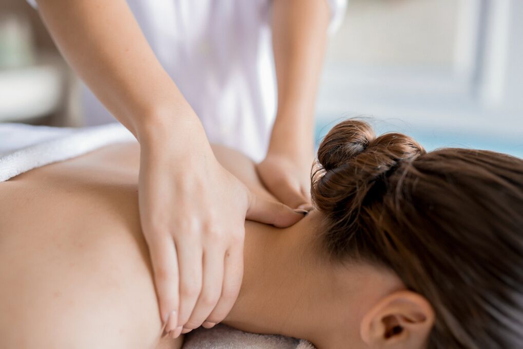 Massagesitzung zur Behandlung der zervikalen Osteochondrose